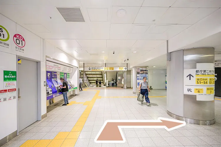 都営新宿線｢新宿駅｣新都心口改札を出て、右側やや後方へ進みます。