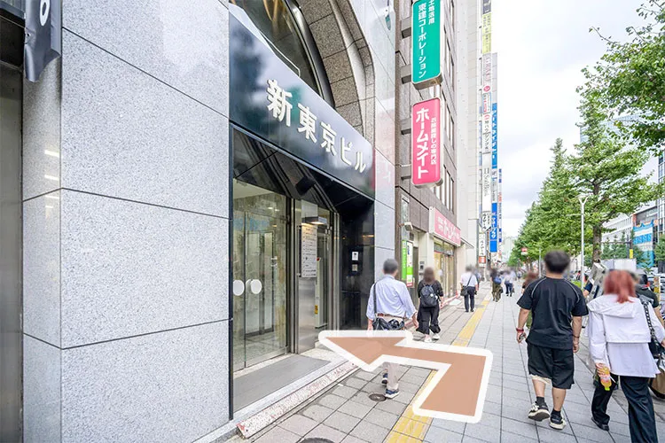 左手に当院がございます。