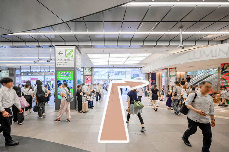 JR「新宿駅」南口改札を出て、右へ曲がり道なりに進みます。