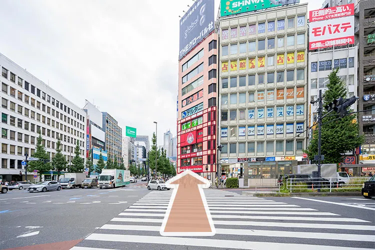 交差点を渡り、道なりに進みます。