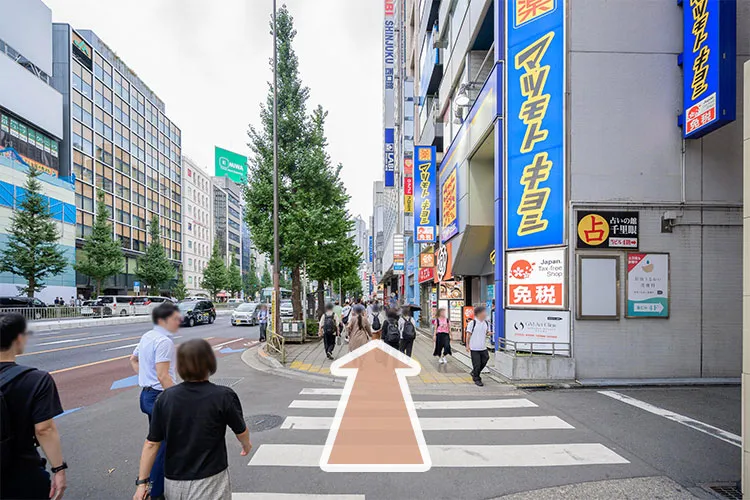 引き続き、道なりに進みます。